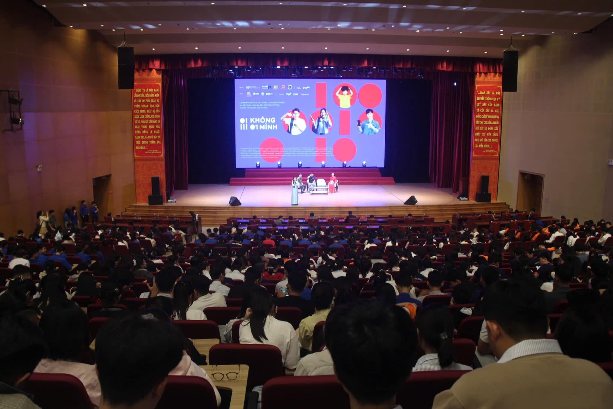Không một mình: cùng nhau an toàn trực tuyến